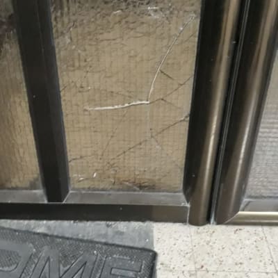 זכוכית סדוקה עם מסגרת מתכת כהה