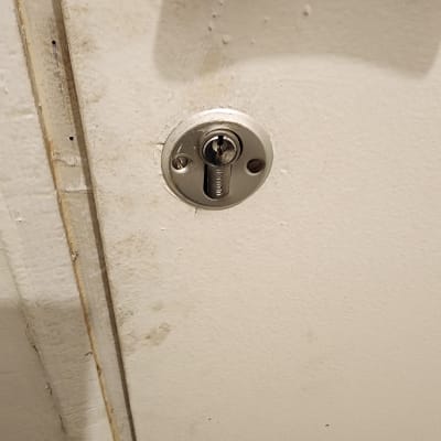 מנעול בדלת עם ידית מתכת