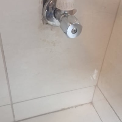 ברז מים עם צינור מחובר לקיר