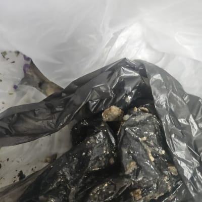 שקית זבל שחורה עם לכלוך ופסולת