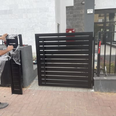 התקנת שער מתכת שחור עם מסגרת אופקית