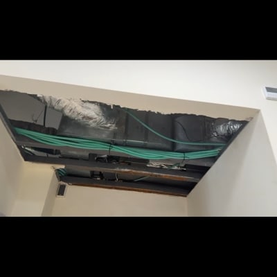 תקרה פתוחה עם צינורות ירוקים ועבודות גבס