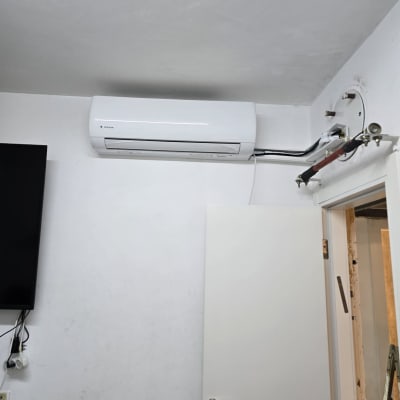 מזגן מותקן על קיר בחדר