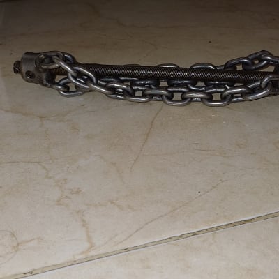 שרשרת מתכת על רצפה, כלי עבודה של אינסטלטור