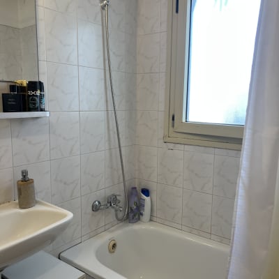 אמבטיה עם מקלחת, כיור וברזים