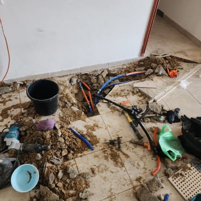 עבודות תיקון נזילות עם כלים וצינורות על רצפה