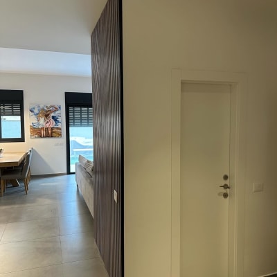 קיר עץ דקורטיבי עם פרקט כהה