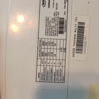 מדבקה על יחידת מיזוג אוויר עם פרטי דגם ונתונים טכניים