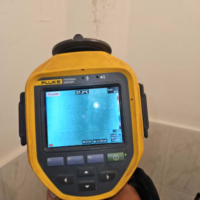 מצלמה תרמית מציגה תמונת חום על קיר