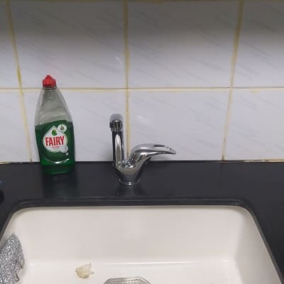 כיור עם ברז, מסננת וסבון כלים