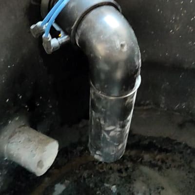 צינור פלסטיק שחור עם חיבורי צנרת