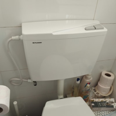 ניאגרה לבנה עם צינור חיבור וידית הדחה