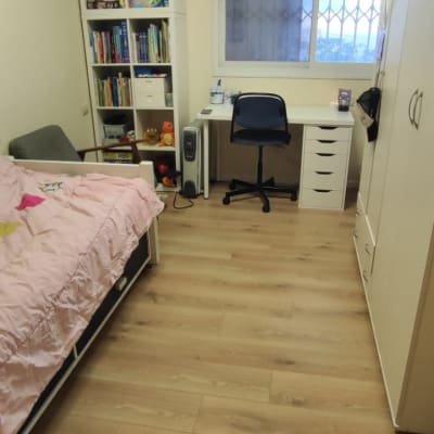 רצפת פרקט עץ בהירה בחדר שינה