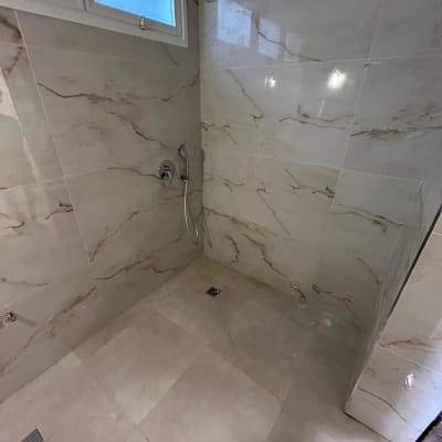 שיפוץ חדר אמבטיה עם אריחים חדשים ומקלחת
