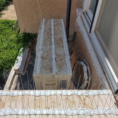 דוקרנים למניעת יונים על אדן חלון ומזגן