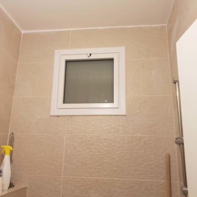 חלון אלומיניום קטן עם מסגרת לבנה