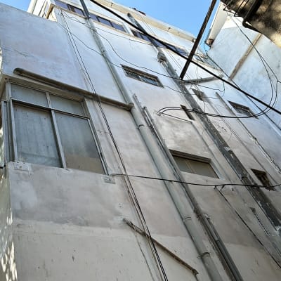 קירות בניין עם צינורות וכבלים חשמליים חיצוניים