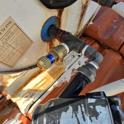 חלקי צנרת ומחברים על גג