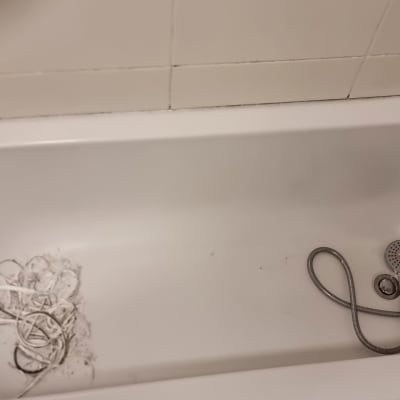 אמבטיה עם ברז ידני וחוטים מפוזרים