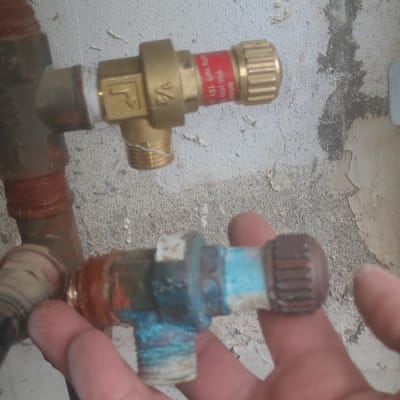 שסתומים ומחברים של דוד שמש על קיר