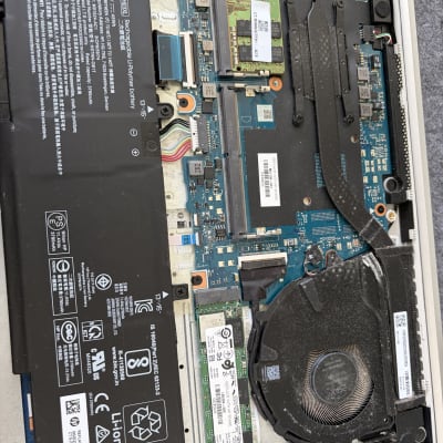 חלקים פנימיים של מחשב נייד עם סוללה ולוח אם