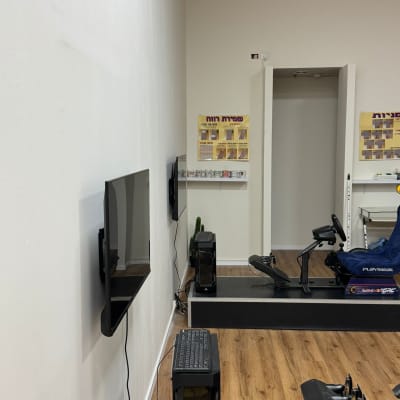 מסך טלוויזיה תלוי על קיר עם כבלים חשמליים