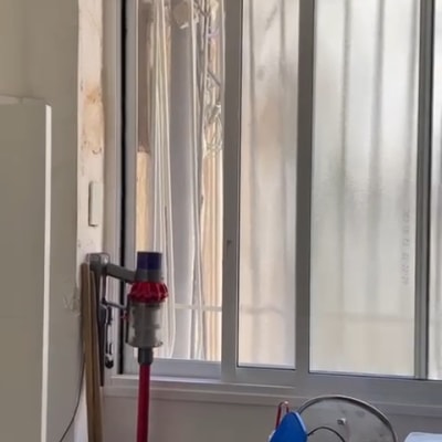 חלון עם סימני רטיבות, שואב אבק על הקיר