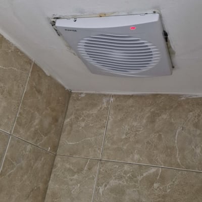 מאוורר תקרה מותקן עם נורית חיווי אדומה