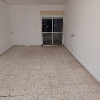 חדר ריק עם רצפה נקייה וקירות לבנים