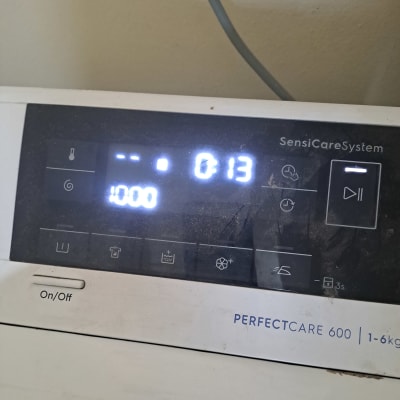 תצוגה דיגיטלית של מכונת כביסה עם כפתורים