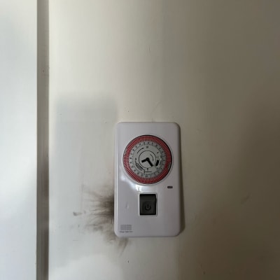 שעון טיימר חשמלי על קיר לבן