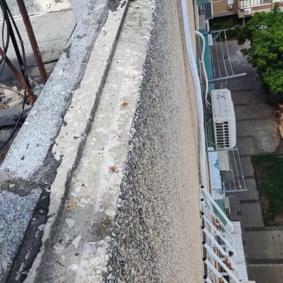 צינור מיזוג אוויר על קיר חיצוני של בניין