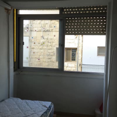 חלון הזזה ותריס גלילה מותקנים בחדר שינה
