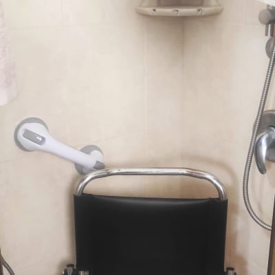 כיסא רחצה במקלחת עם ידית אחיזה