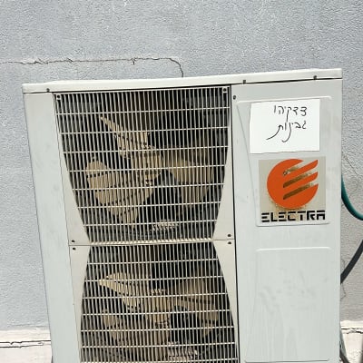 יחידת מזגן חיצונית מותקנת על קיר חיצוני