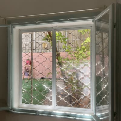 חלון אלומיניום פתוח עם סורגי מתכת