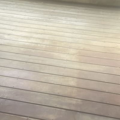 רצפת עץ במרפסת עם מעקה זכוכית