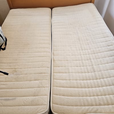 שני מזרנים על מיטה עם כתמים קלים