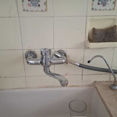 ברז וכיור במטבח עם כלים וסבון