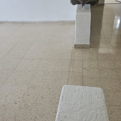 רצפה נקייה ומבריקה עם עמודים לבנים