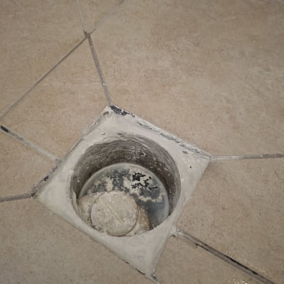 פתח ניקוז ברצפה עם חומר איטום מסביב