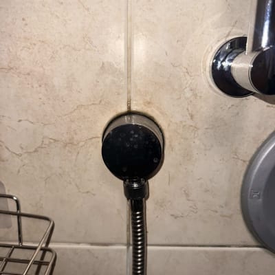 חיבור צינור מים לקיר עם אריחים