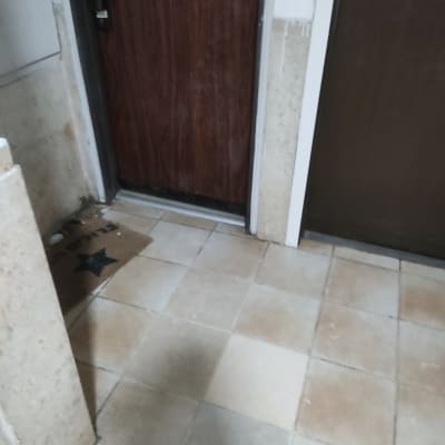 דלת עץ עם רצפת אריחים, ללא כלי עבודה נראים לעין