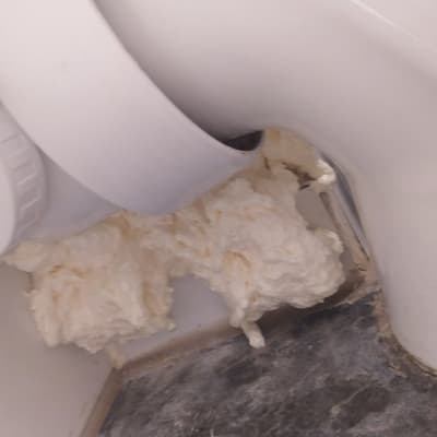 צינור מתכת ליד חיבור אסלה עם קצף איטום