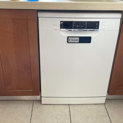 מדיח כלים לבן עם כיתוב 