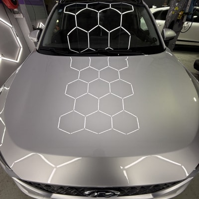 מכונית עם דוגמת תאורה על מכסה המנוע