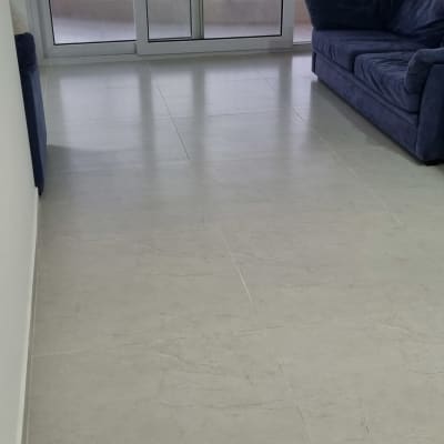 רצפת אריחים חדשה בסלון עם חלון גדול