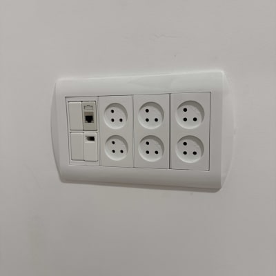 שקעי חשמל ותקשורת על קיר לבן