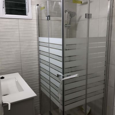 מקלחון זכוכית חדש עם ראש מקלחת מותקן