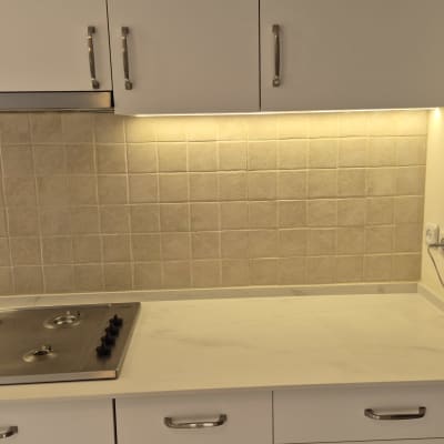 כיריים ומטבח עם ארונות ותאורה תחתונה